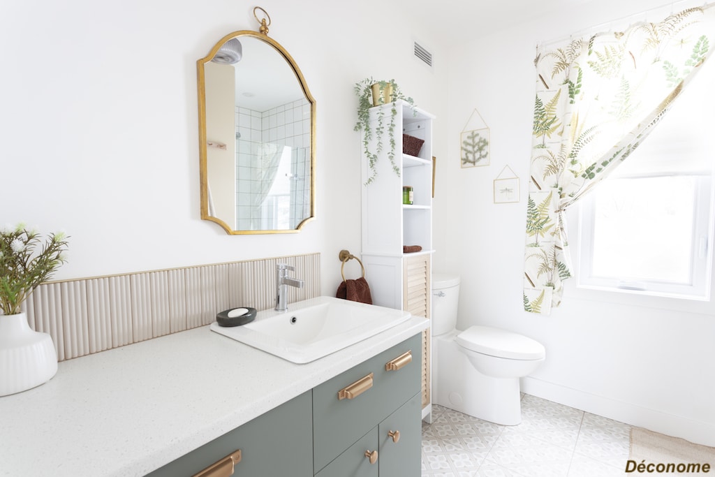 refaire sa salle de bain chalet style cottage anglais. Meuble lavabo vert.  Miroir laiton