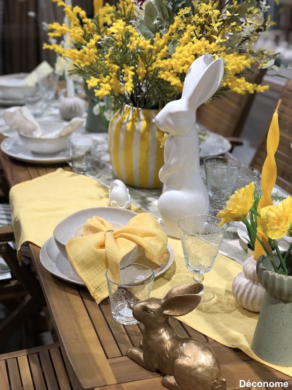 bouquet de mimosa et serviettes jaunes pour une table de pâques