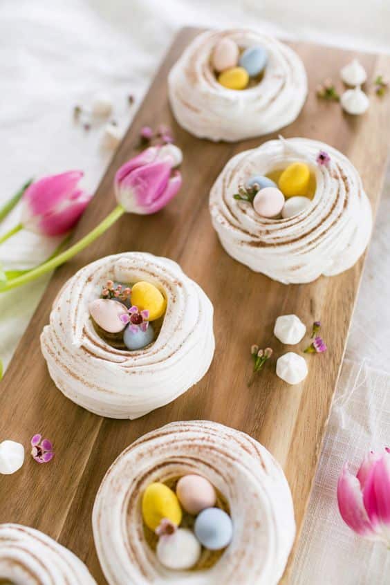 nid d'oiseaux en meringue pour table de pâques