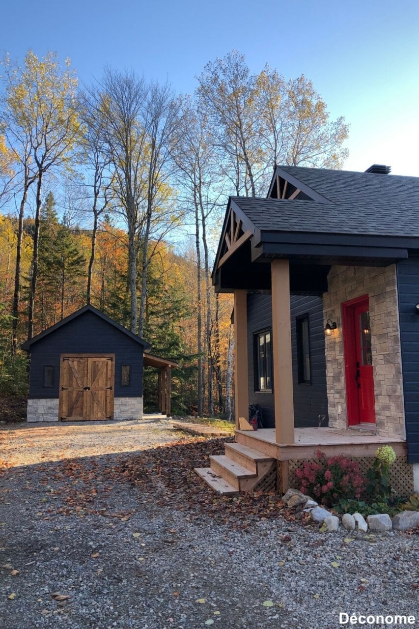 Cabanon canexel bleu et pierre vissée. Porte de grange
