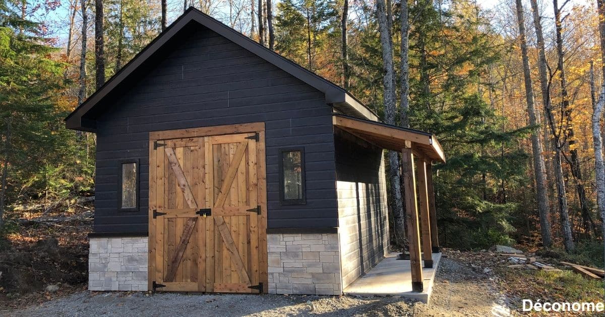 quel cabanon choisir? Petit garage avec porte de grange, murs en canexel bleu et shed à bois