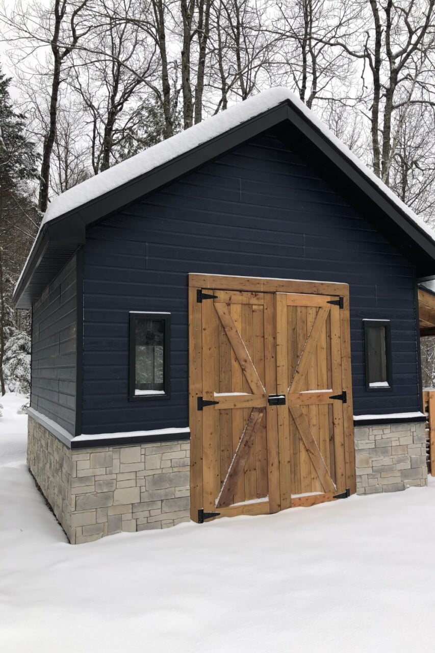 Construction cabanon canexel bleu et porte de grange
